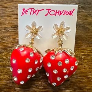 NWT Betsy Johnson 💕 Dazzling Strawberry Earrings 🍓